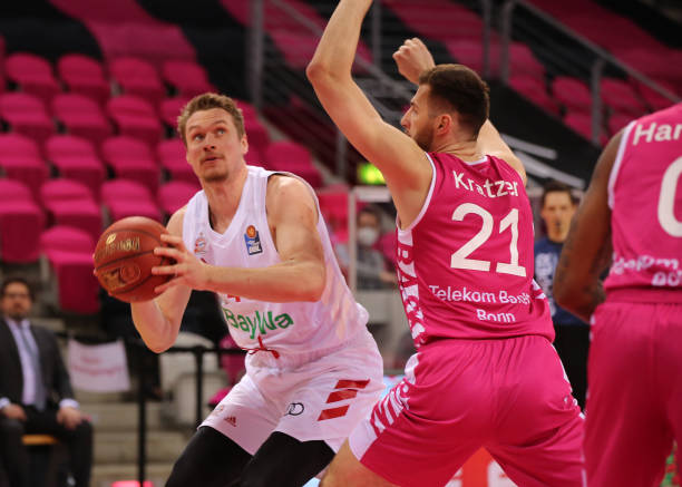 德拉季奇与 德拉季奇与